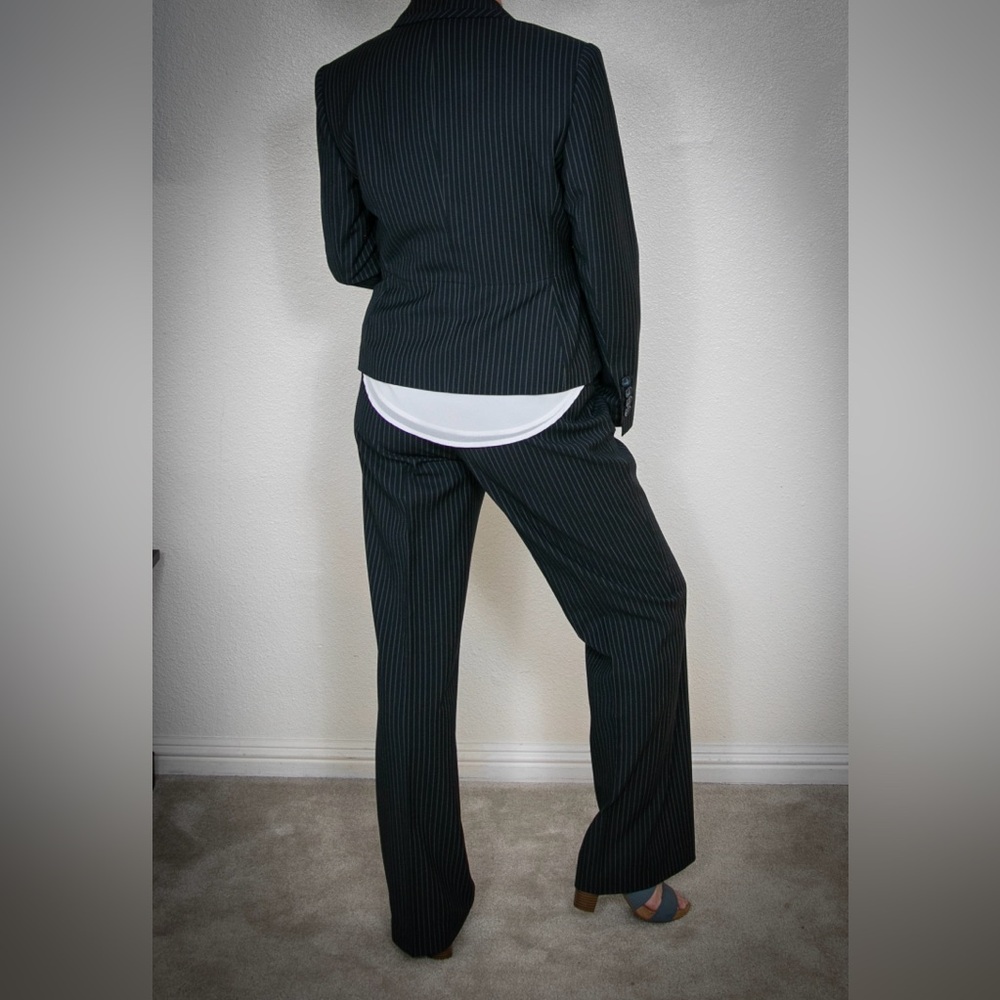 Jones New York pin stripe navy blue pant suit. Sz 6 - Picture 4 of 11
